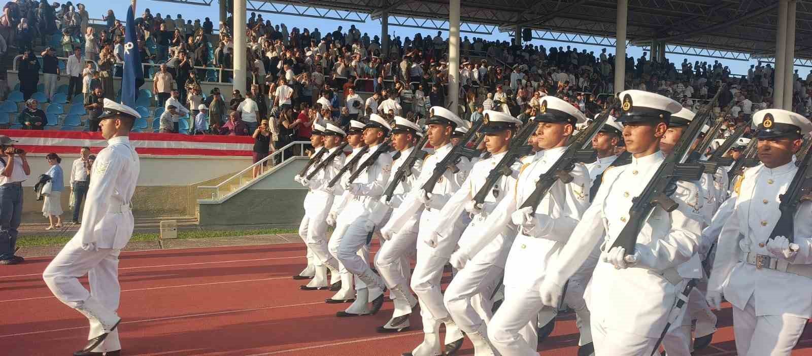 yalova-da-456-deniz-astsubayinin-mezuniyet-coskusu