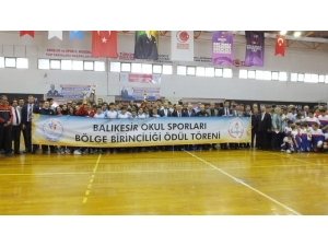 Burhaniye’de Okul Sporları Körfez Bölge Birinciliği Ödül Töreni Yapıldı