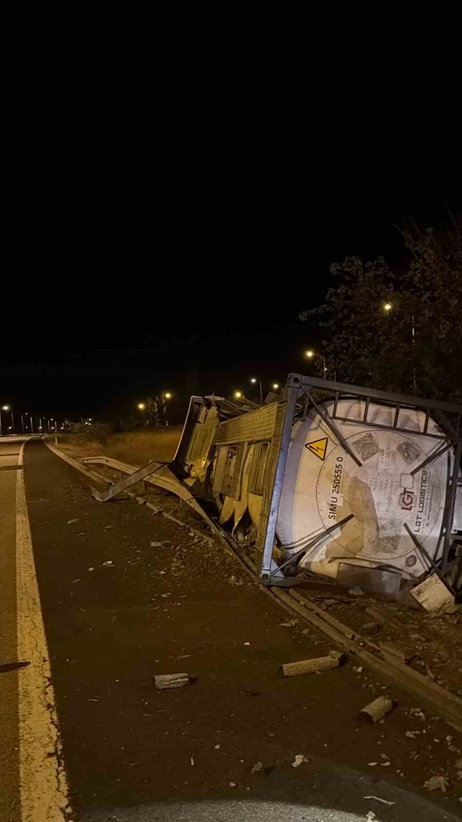 havsa-da-kimyasal-yuklu-tir-bariyerlere-carparak-devrildi
