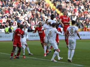 Spor Toto Süper Lig: Demir Grup Sivasspor: 1 - İstikbal Mobilya Kayserispor: 3 (Maç Sonucu)