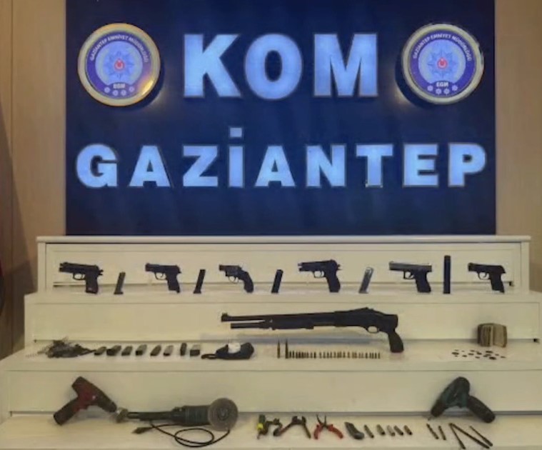 gaziantep-te-7-silah-ile-17-adet-tarihi-eser-ele-gecirildi-1-gozalti