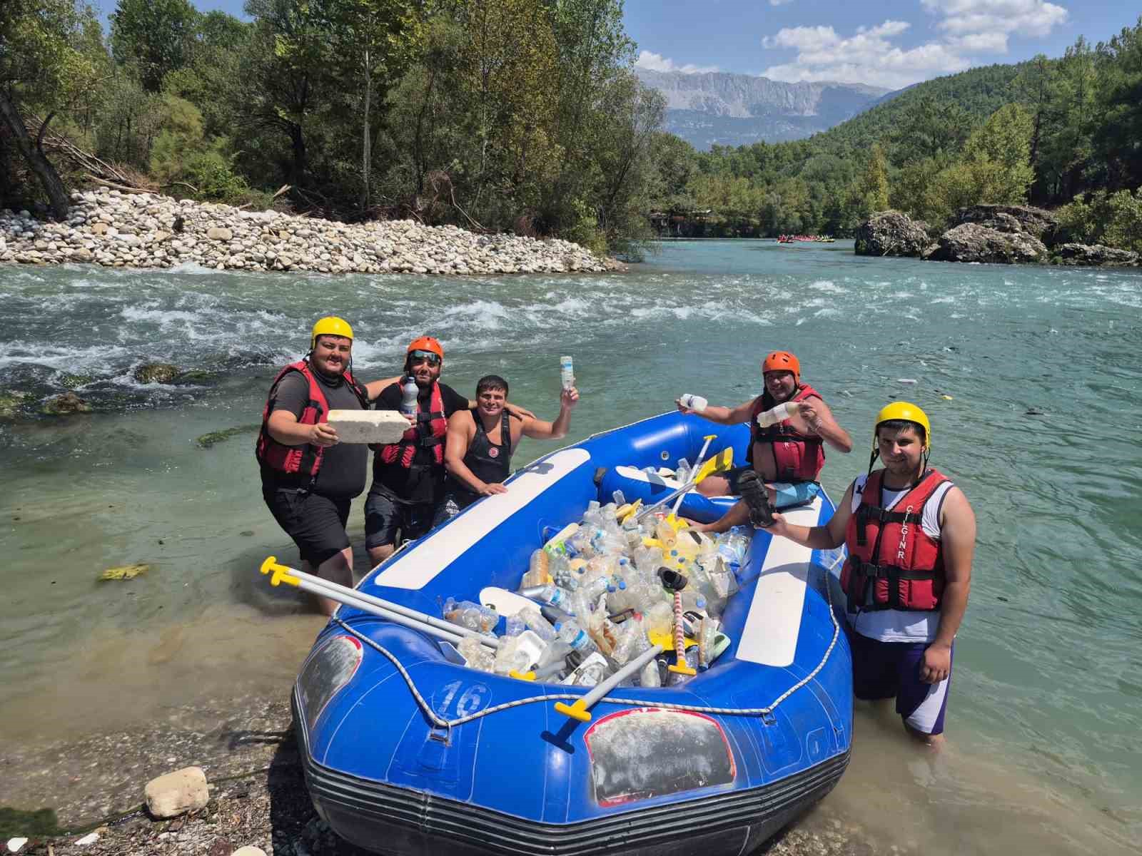 beskonak-ta-raftingciler-kurekleri-birakip-cop-topladi