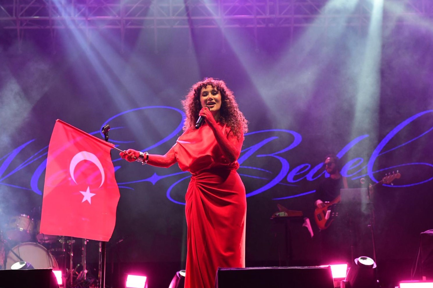 kestel-belediyesi-nin-30-agustos-kutlamalarinda-mela-bedel-ruzgari