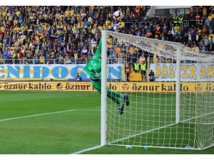 Spor Toto Süper Lig: Mke Ankaragücü: 1 - Fenerbahçe: 0 (İlk Yarı)