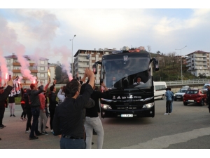 Beşiktaş, Rize’de Meşalelerle Karşılandı