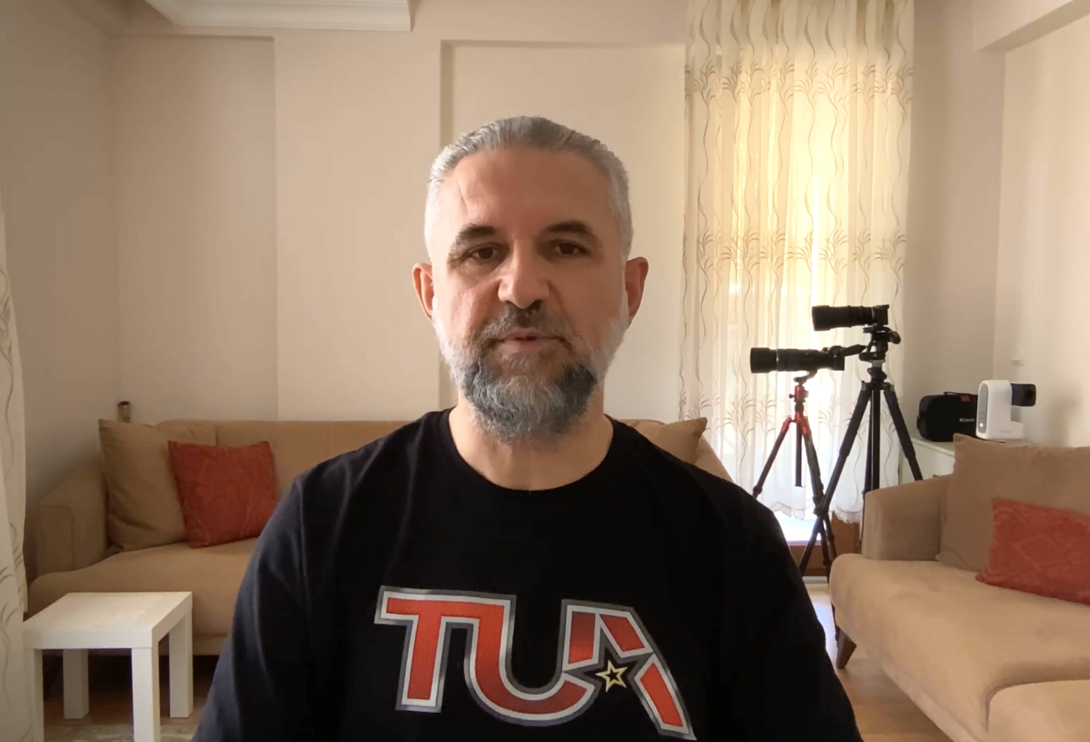 beyaz-onlukten-teleskoba-uzanan-gokyuzu-tutkusu