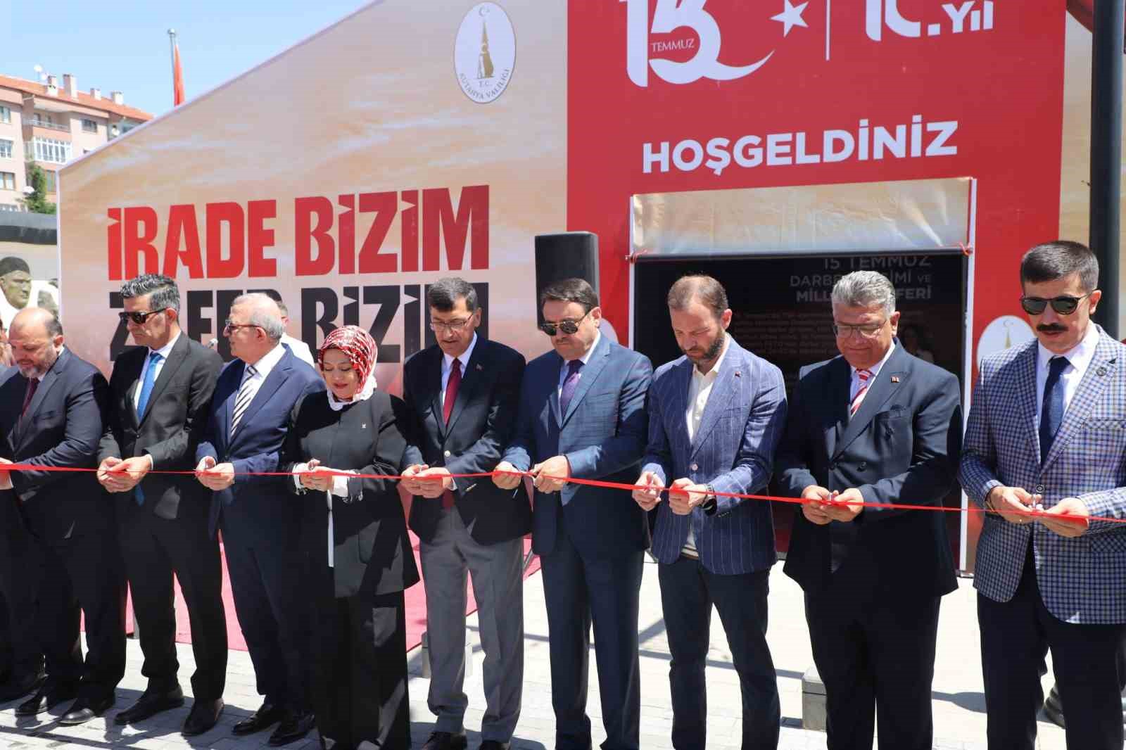 kutahya-da-15-temmuz-anma-ve-deneyimleme-cadiri-zafer-meydani-nda-acildi