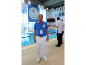 Hayatını Engelli Yüzücülere Adadı