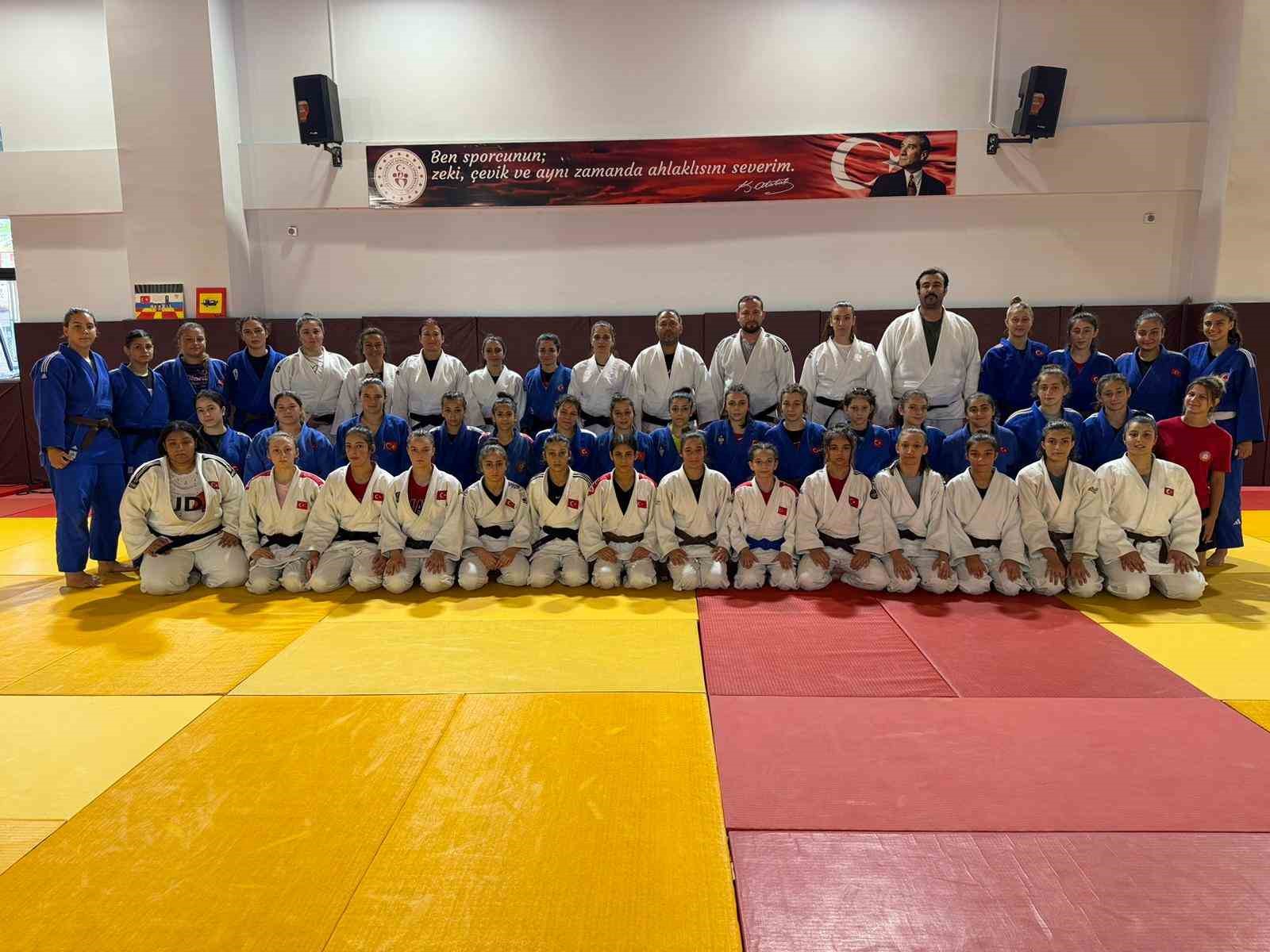 yildiz-kadin-judo-milli-takimi-salihli-de-guc-topluyor