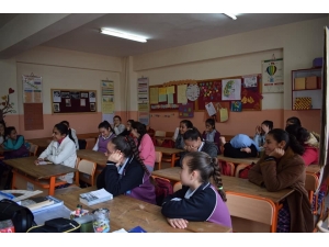 Öğrencilere Eğitimler Sürüyor