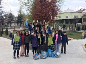 Öğrencilerden Park Temizliği