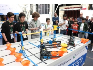 Robotlar, Kocaeli Bilim Merkezi’nde Yarıştı