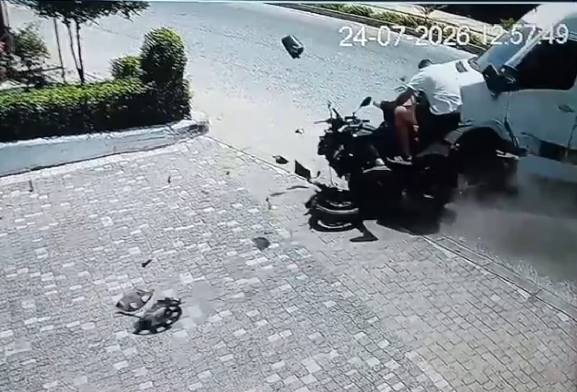tur-midibusuyle-carpisan-motosiklettekiler-yola-savruldu