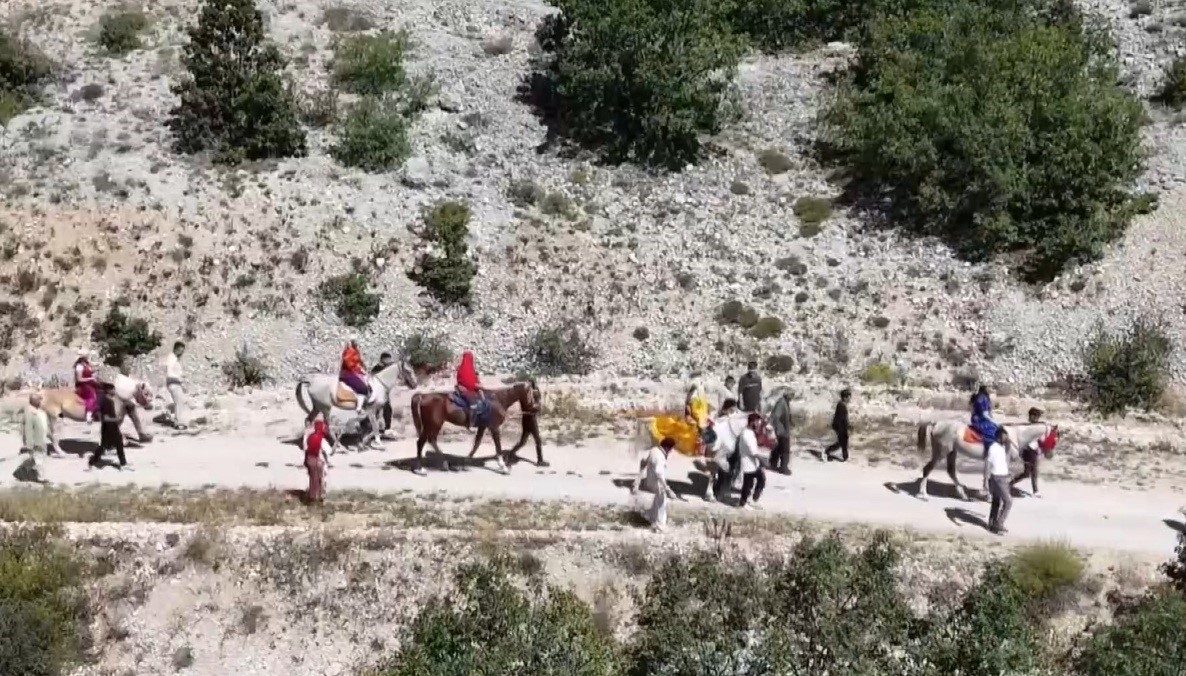 erzincan-da-asirlik-gelenek-atli-dugun-alayiyla-yasatiliyor