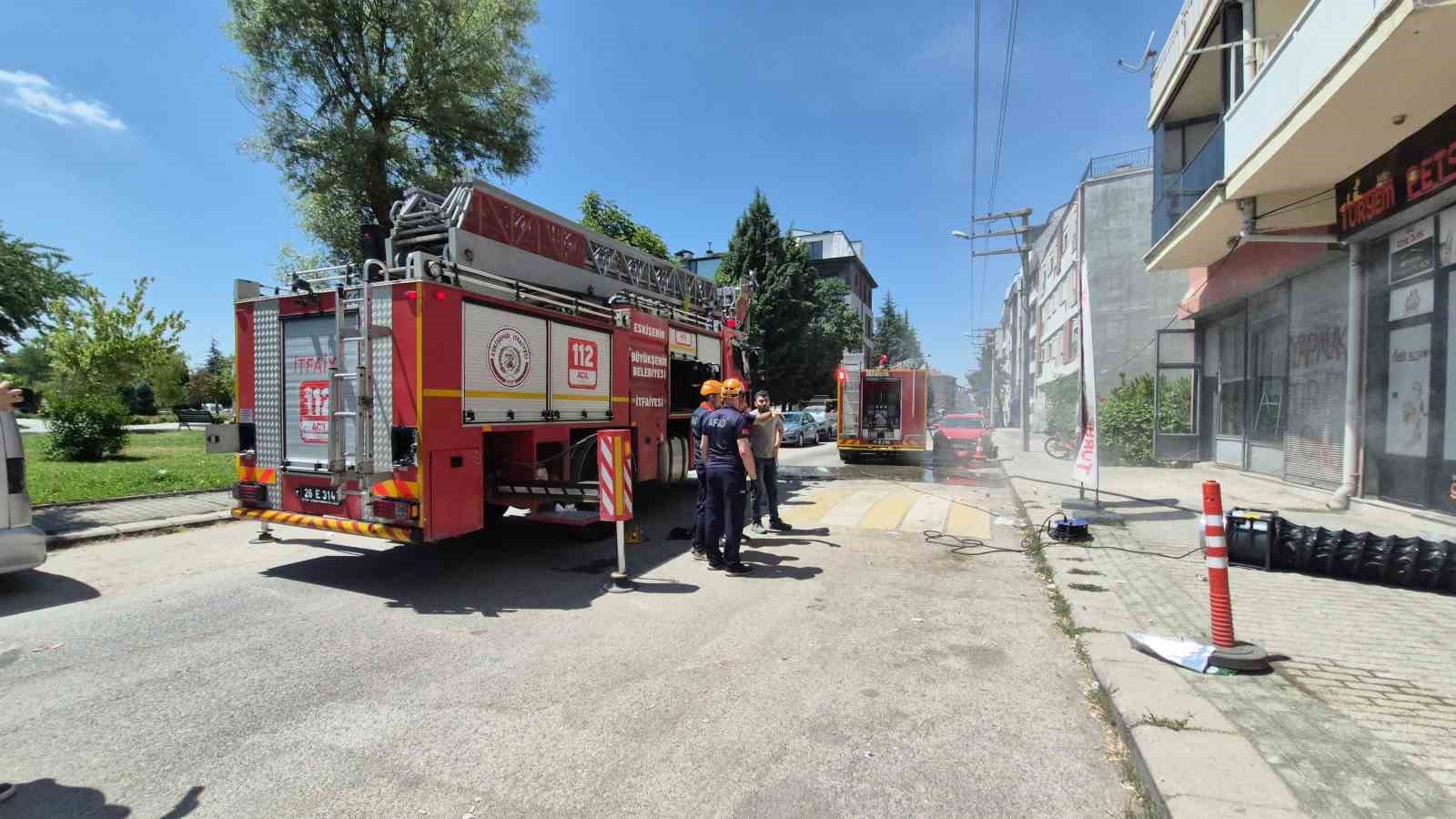 eskisehir-de-is-yeri-yangini-dumandan-etkilenen-6-kisi-hastaneye-kaldirildi