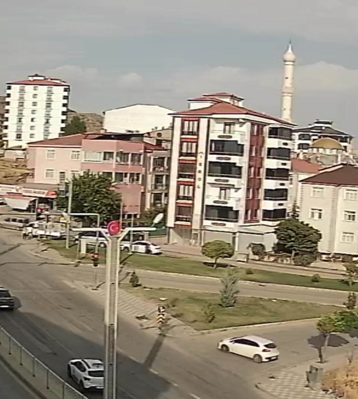 el-freni-cekilmeden-birakilan-otomobil-cadde-boyu-ilerleyip-tarlaya-uctu