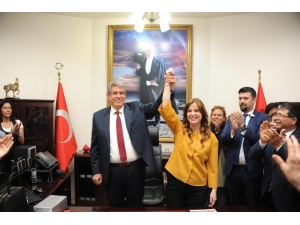 İzmir’in En İlginç Devir Teslimi: Başkanlığı Eşine Devretti