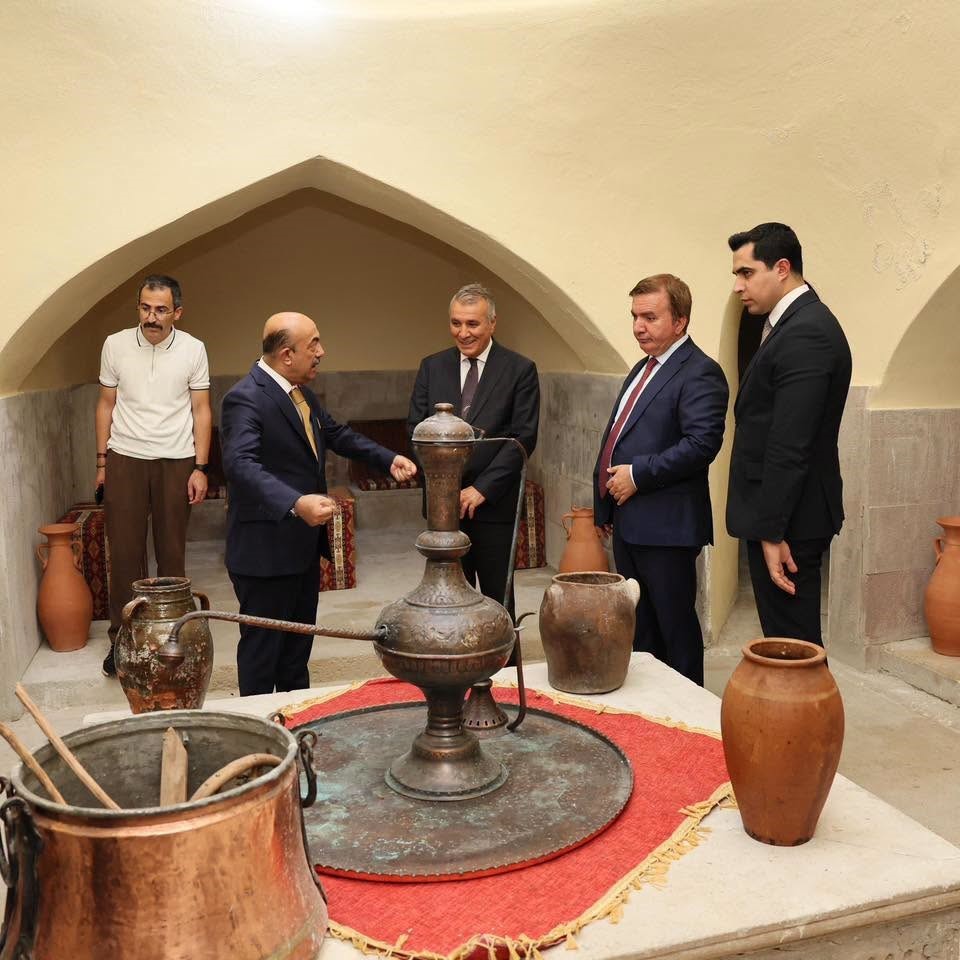 vali-aydogdu-kemah-ta-esnaf-ve-vatandaslarla-bir-araya-geldi