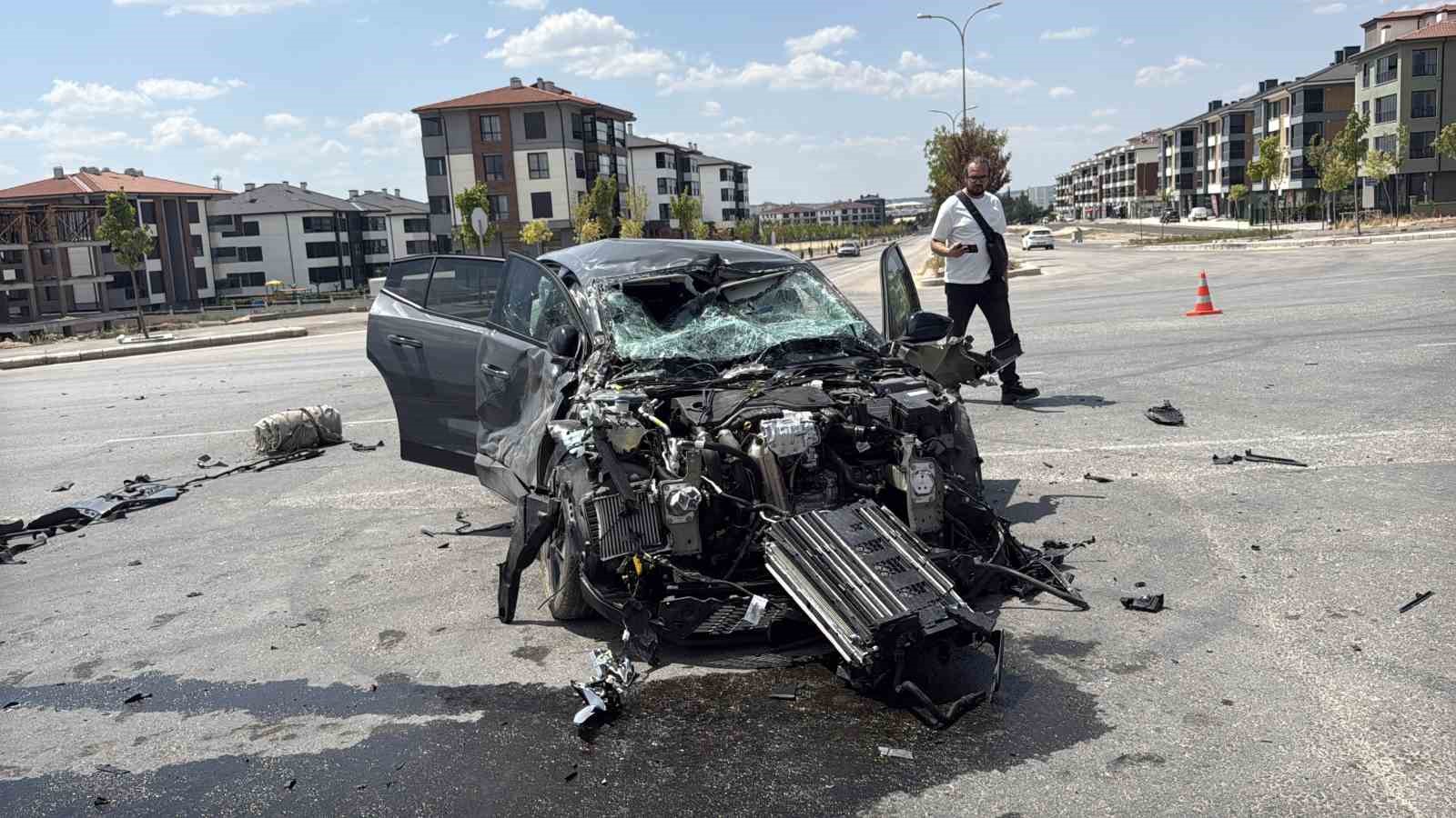 eskisehir-de-otomobil-tugla-yuklu-tirla-carpisti-1-yarali