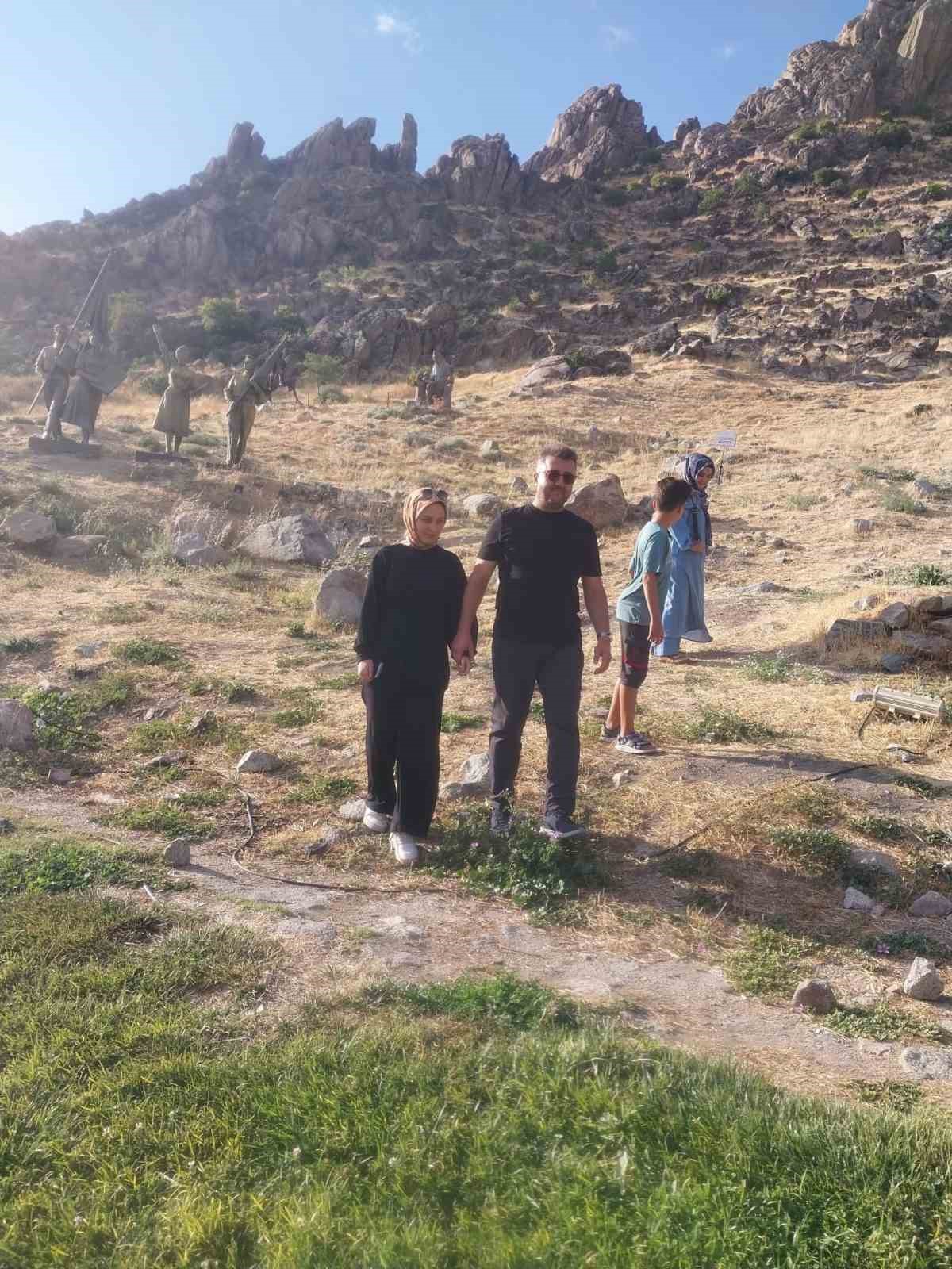 sivrihisar-daki-heykel-muzesi-turistlerin-ilgisini-cekiyor