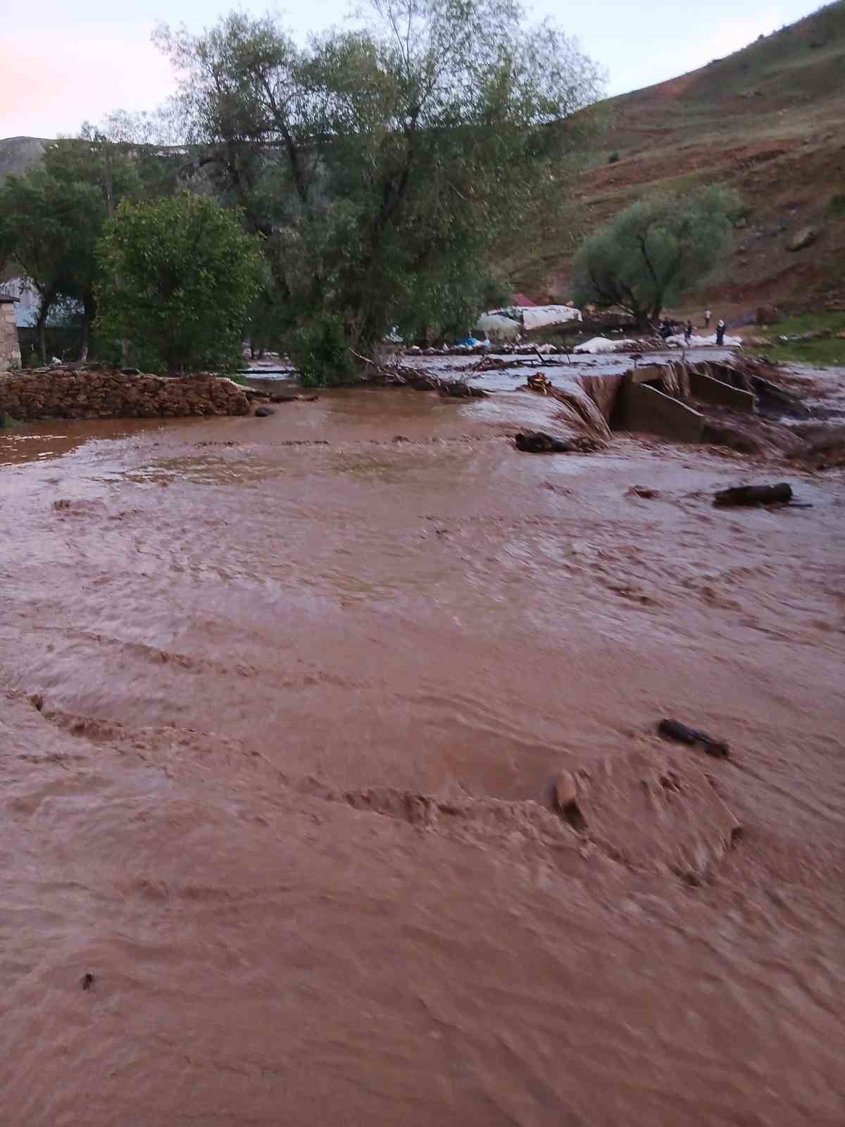tekman-da-dogal-afet-sel-ve-kasirga-pes-pese-geldi