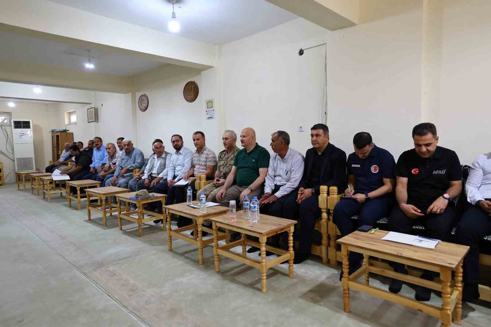 vali-kucuk-koylerin-taleplerini-yerinde-dinledi
