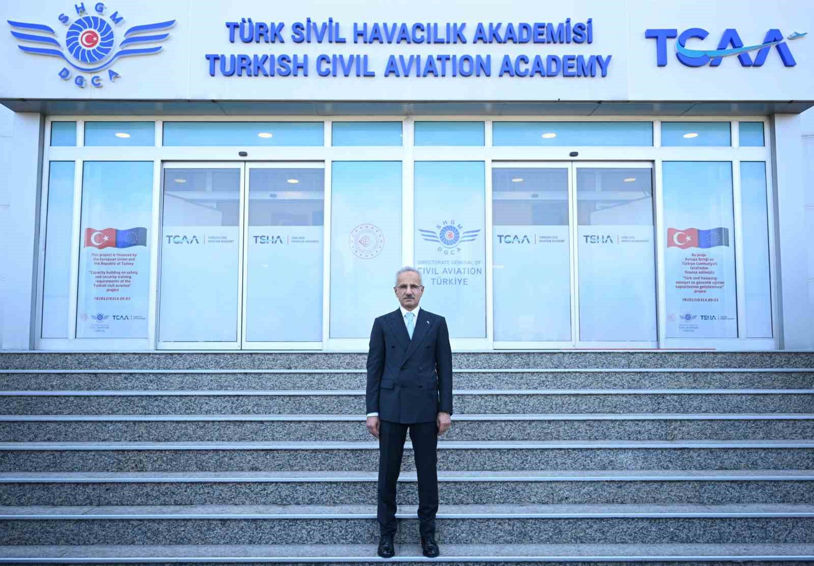bakan-uraloglu-2030-yili-hedefimiz-surdurulebilir-havacilik-yakiti-ile-karbondioksit-emisyonunu-yuzde-5-oraninda-azaltmaktir