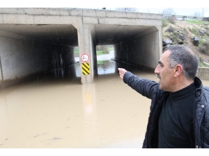 Şimşekler Geceyi Gündüze Çevirdi, Yağışla Caddeler Su Doldu