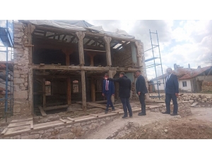 Aslanapa’da Tarihi Camiinin Restorasyon Çalışması Devam Ediyor