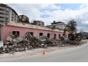 Tunceli’de 80 Yıllık Riskli Binanın Yıkımına Başlandı