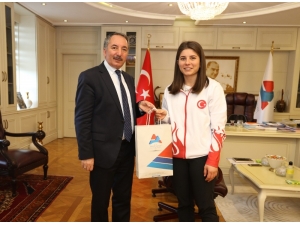 Başarılı Sporcudan Rektör Karabulut’a Ziyaret