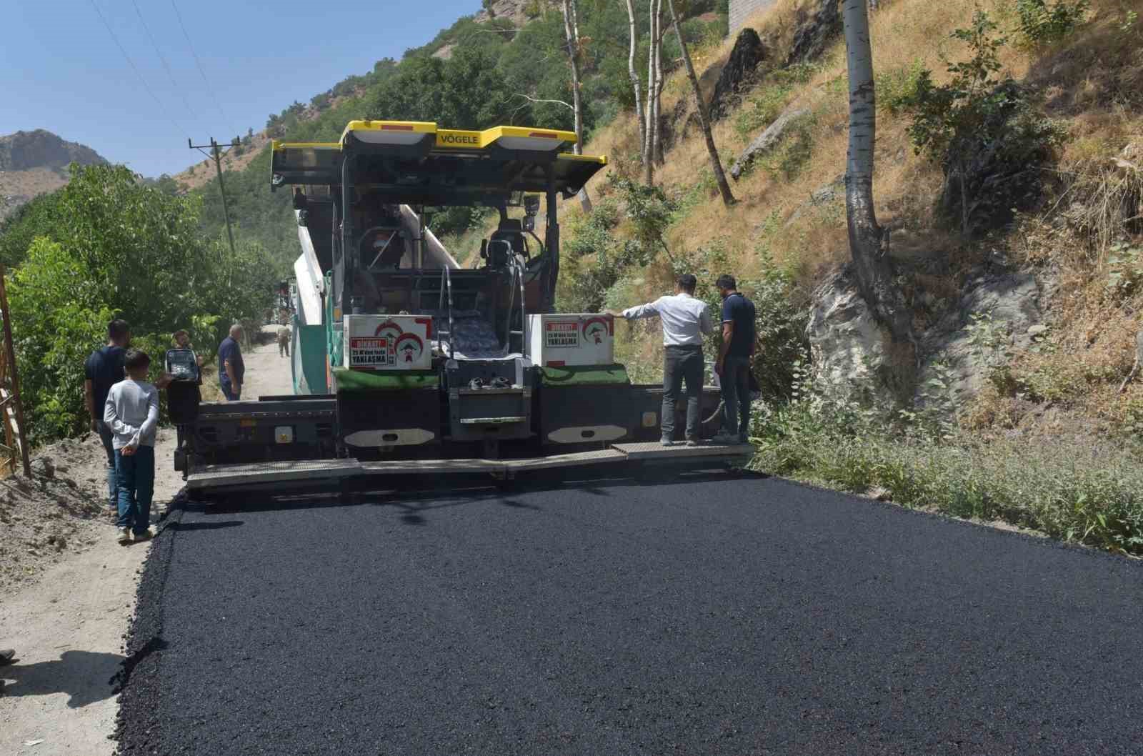 semdinli-ve-derecik-te-asfalt-calismalari-suruyor