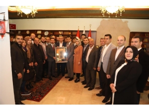 Ak Parti Merkez İlçe Yönetimi Ve Kadın Kolları Başkanlığı Heyeti, Başkan Arı’yı Tebrik Etti