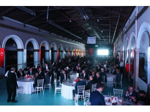 Piyanist Tuluyhan Uğurlu, Tarihi Alsancak Garı’nda Konser Verdi