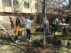 Öğrenciler Emekli Öğretmenin Bahçe Düzenlemesini Yaptılar
