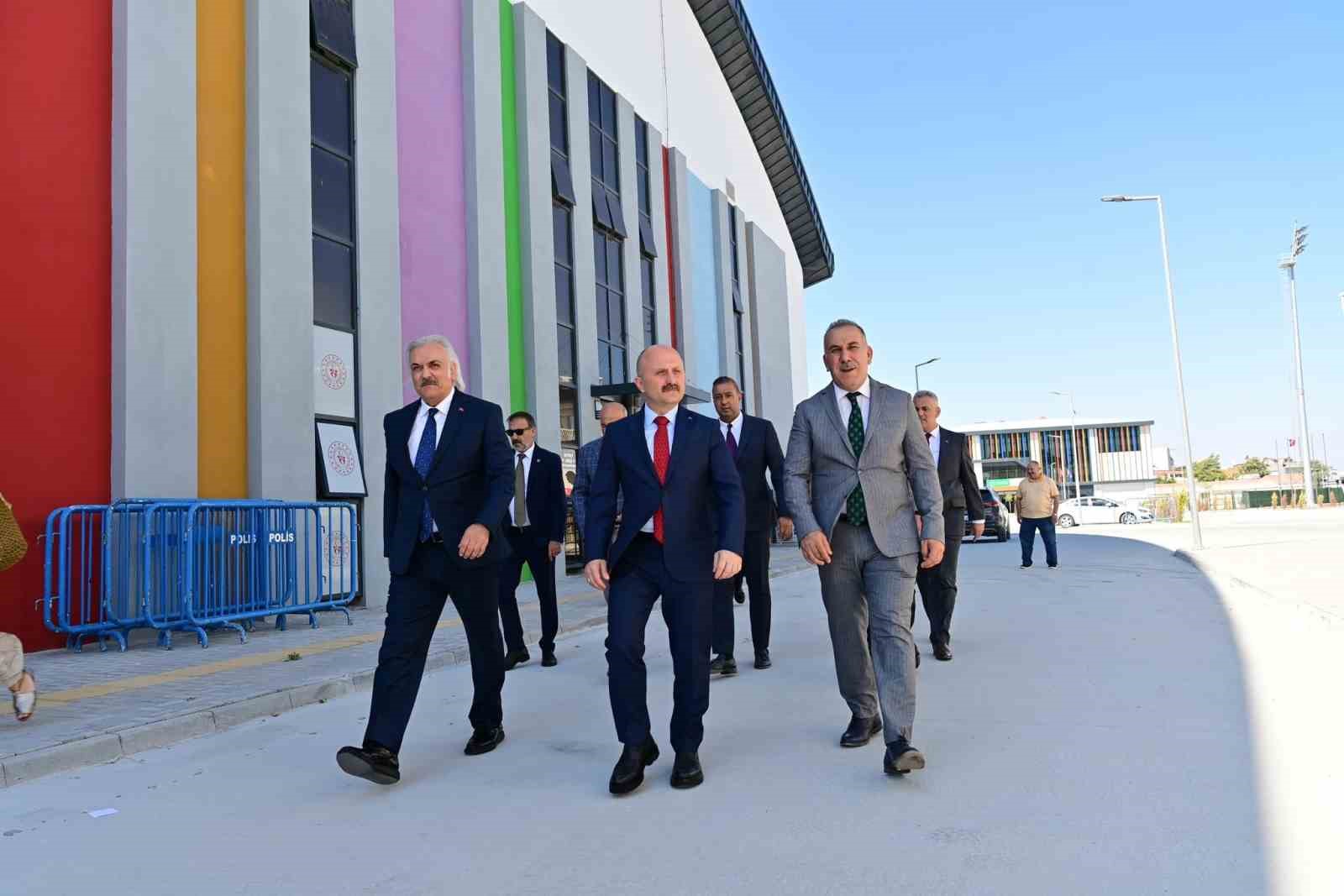 vali-varol-soke-genclik-ve-spor-kompleksi-nde-incelemelerde-bulundu