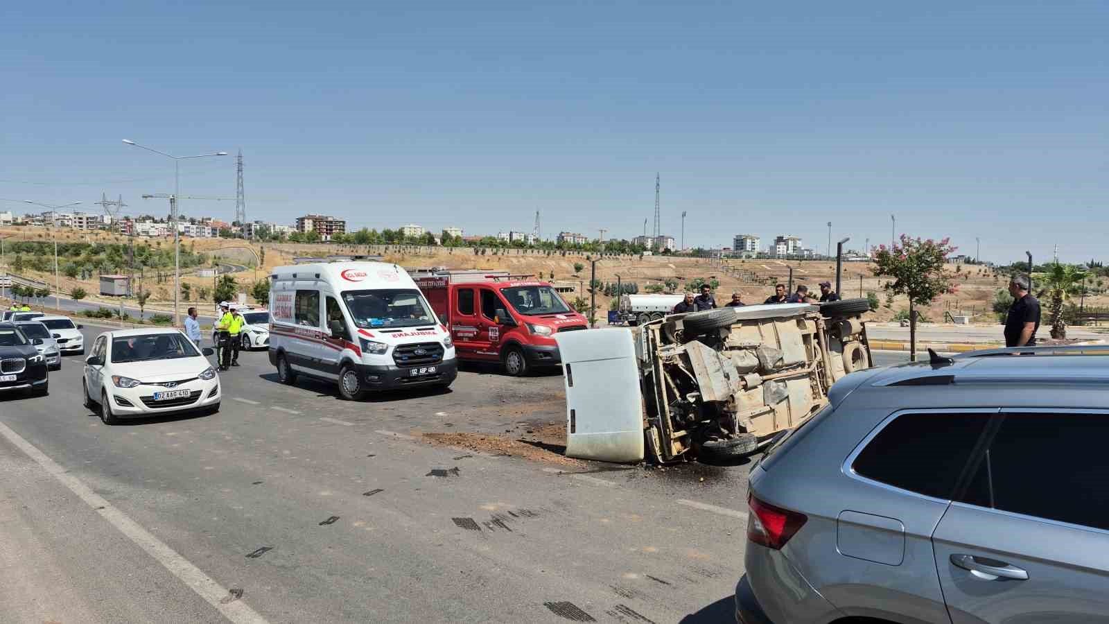 otomobil-refuje-carparak-takla-atti-1-yarali