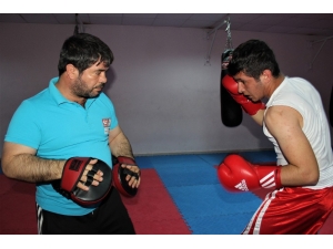 Şampiyon Boksör Baba, Oğlunu Şampiyonluğa Hazırlıyor