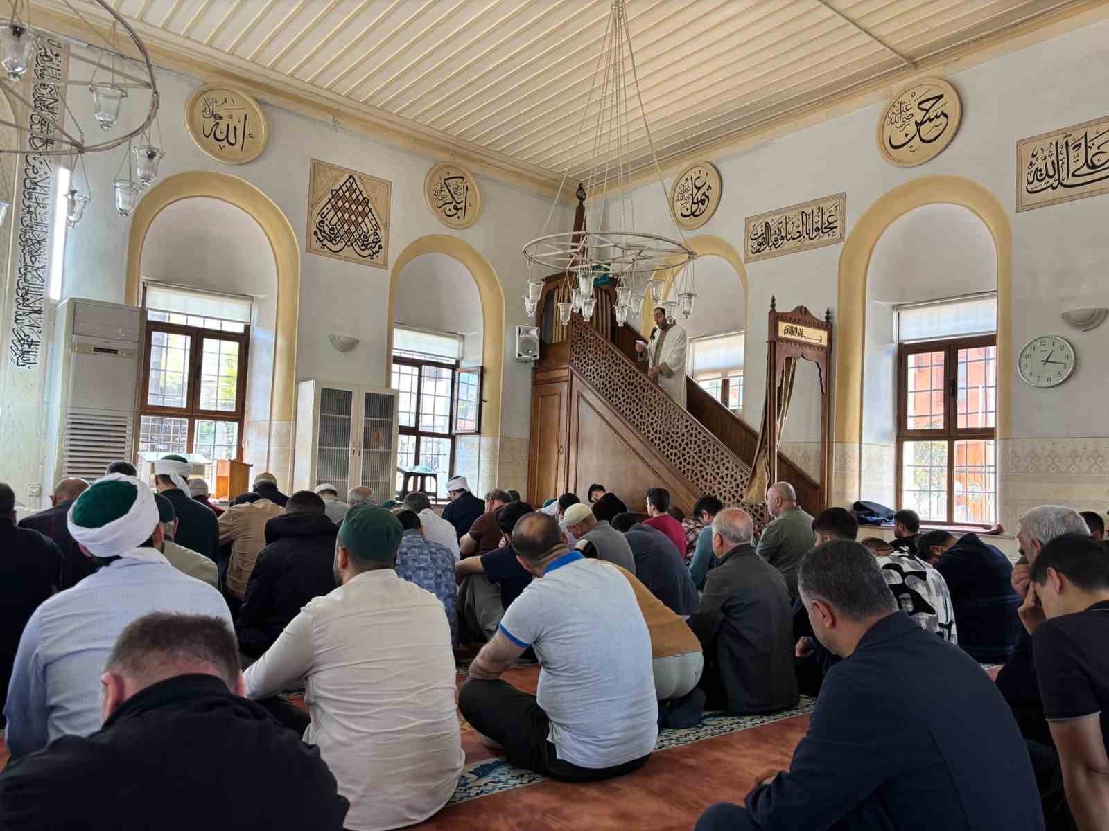 cuma-hutbesi-nde-sosyal-medya-uyarisi-bir-paylasim-yillarca-tasinacak-yaraya-donusebilir