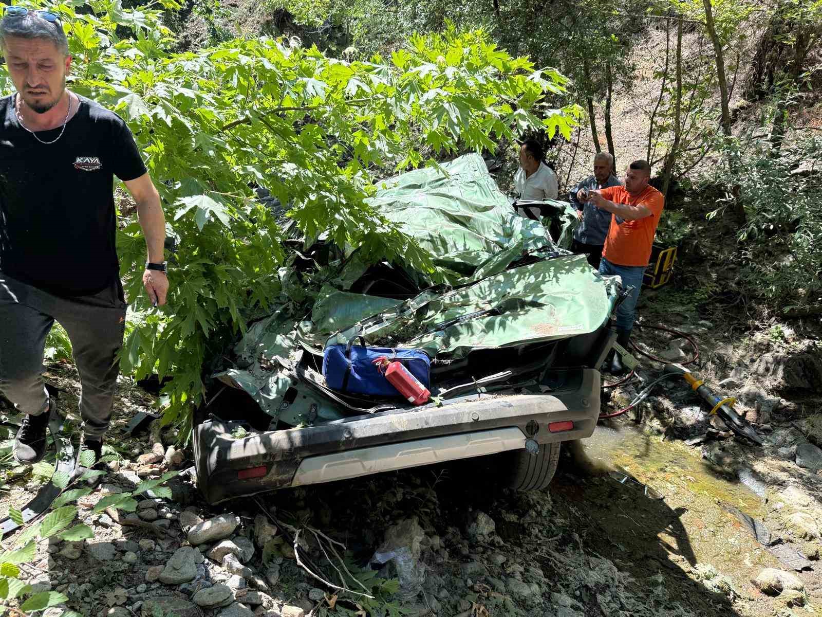 canakkale-de-dere-yatagina-ucan-aractaki-2-kisi-hayatini-kaybetti