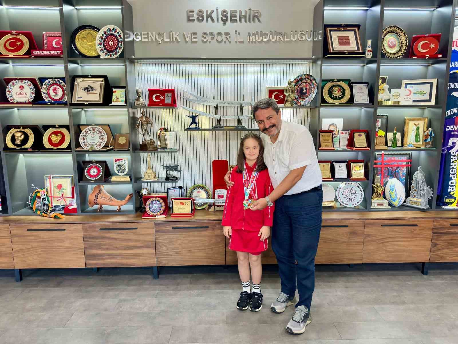 ozel-sporcu-elif-ertek-in-cifte-basarisi-gururlandirdi