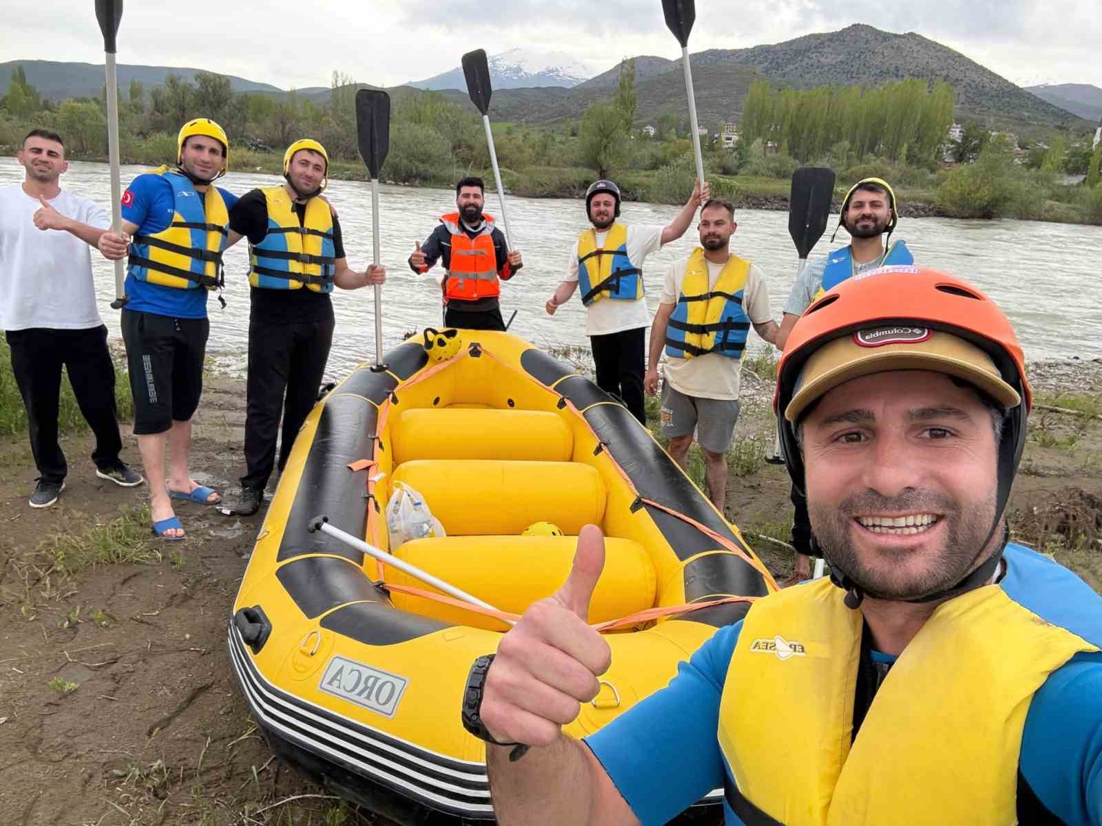 bayburtlu-gencler-bayramin-son-gununde-coruh-un-hircin-sularinda-kurek-cekti