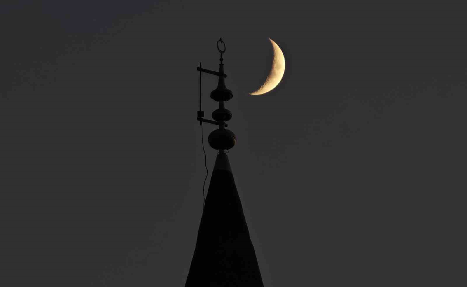bitlis-te-gokyuzundeki-hilal-ile-minaredeki-hilal-ayni-karede