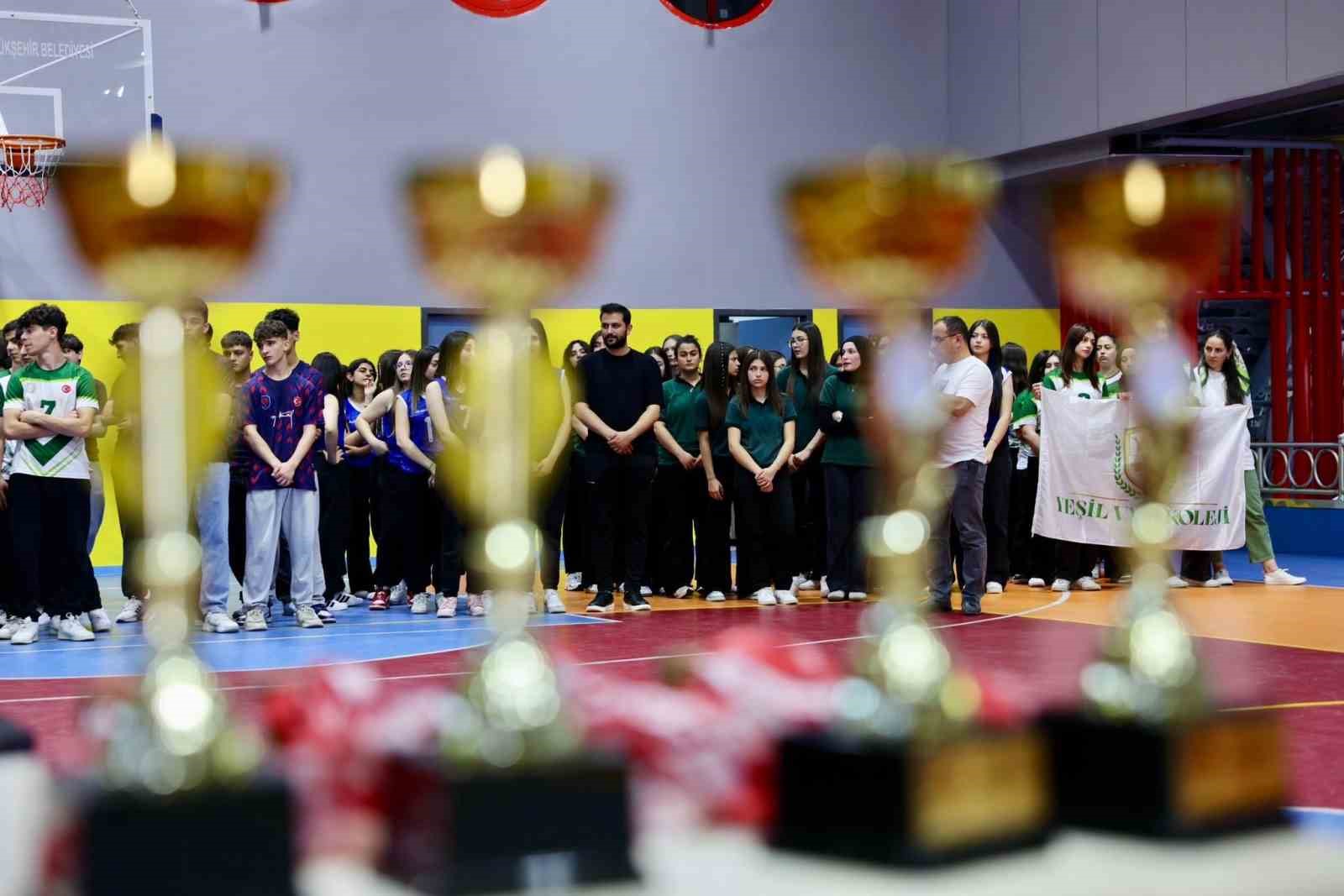 korfez-de-liseler-arasi-voleybol-turnuvasinin-sampiyonlari-kupalarini-aldi