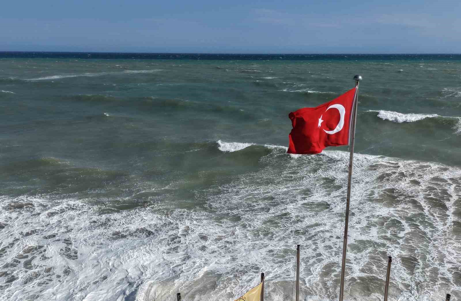 dogu-akdeniz-de-kuvvetli-ruzgar-dalgalar-kiyilari-dovuyor