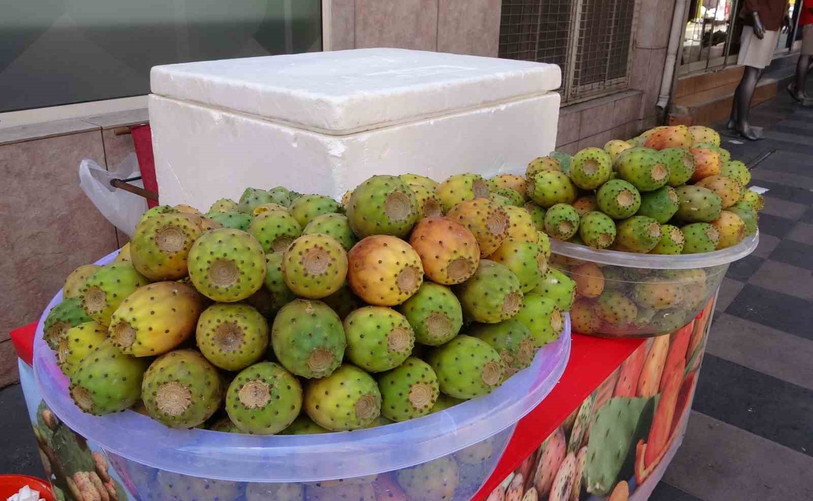 mersin-de-yaz-aylarinin-vazgecilmezi-dikenli-incir-tezgahlardaki-yerini-aldi