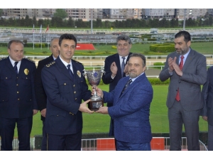 İstanbul Emniyet Müdürlüğü Koşusunu ‘Kızıl Tüy’ İsimli 1 Numaralı At Kazandı