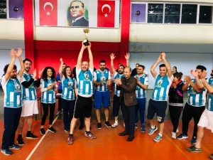 Muhtarlar Başarılarını Voleybol Kupasıyla Taçlandırdı