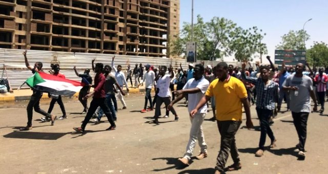 Ordu'nun Yönetime El Koyduğu Sudan'da Binlerce Kişi Karargaha İlerliyor