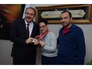 Doktor Tavsiyesi Üzerine Başladığı ‘Yüzme’den 5 Madalya Kazandı